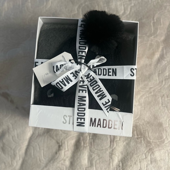 Steve Madden Accessories - Steve Madden Scarf Beanie Gift Set OS